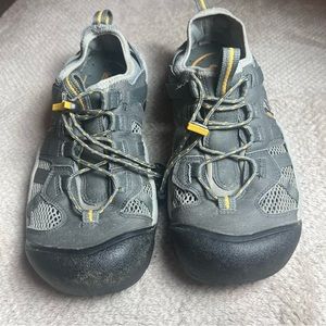 Keen | Closed toe woman’s sport sandal | 8.5 | gray with yellow accents